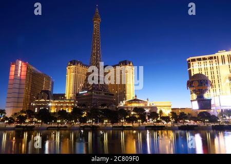 Lever de soleil sur le lac Bellagio, la Tour Eiffel et l'hôtel Paris derrière. Banque D'Images