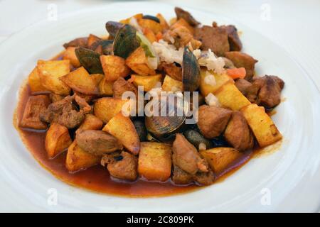 Carne de Porco Alentejana - filet de porc style Alentejo. C'est l'un des plats de porc les plus traditionnels et populaires de la cuisine portugaise Banque D'Images