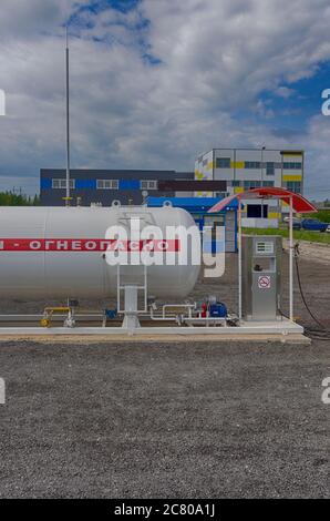 Saint-Pétersbourg, Russie - 7 juin 2020: Station de remplissage de gaz de voiture dans le format d'une petite entreprise avec les mots en russe 'inflammable' et 'propane Banque D'Images