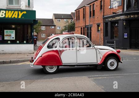 1986 Citroën 2CV en direction du centre ville sur Wellingborough Road, Northampton, Angleterre, Royaume-Uni. Banque D'Images