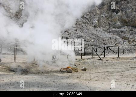 Les collines rocheuses et la fumée qui en sort dans le cratère de Solfatara à Pozzuoli, en Italie Banque D'Images