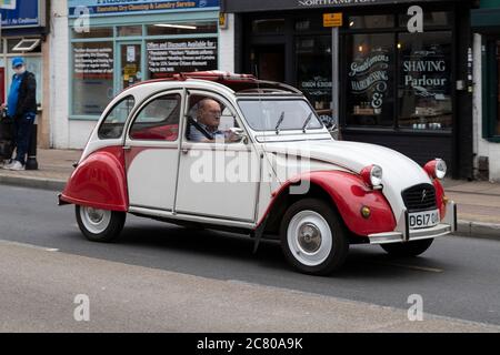 1986 Citroën 2CV en direction du centre ville sur Wellingborough Road, Northampton, Angleterre, Royaume-Uni. Banque D'Images