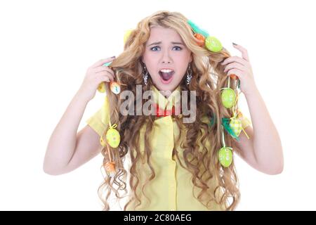 hurler fille avec des oeufs de pâques dans ses cheveux sur blanc Banque D'Images