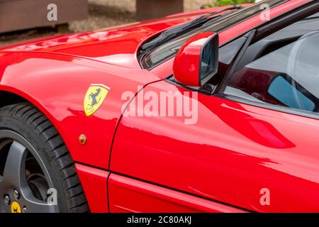 Ferrari 348 TB (Berlinetta) (1993) garée au Rural Shopping Yard, Château Ashby, Northampton, Angleterre, Royaume-Uni. Banque D'Images