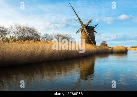 Windmill UK, vue d'un moulin à vent abandonné à l'usine de drainage de Brograve située dans une région éloignée des Norfolk Broads près de Horsey, à l'est de Norfolk, en Angleterre Banque D'Images