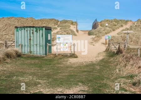 Horsey Gap Norfolk, vue de l'écart dans les dunes de Horsey qui donne accès à la grande colonie de phoques gris de l'Atlantique sur la plage, Norfolk, Royaume-Uni Banque D'Images