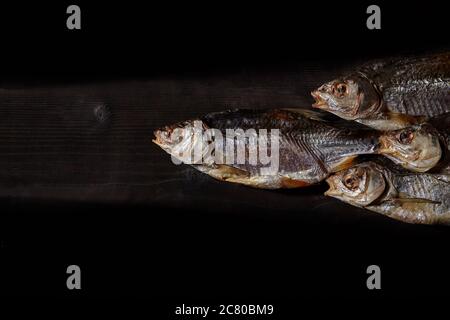 Taranka salée séchée ou jerky, poisson-jène savoureux sur fond de bois. En-cas de bière. Manière traditionnelle de préserver le poisson. Gros plan Banque D'Images