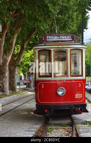 SINTRA, PORTUGAL - 12 juin 2017 : tramway rouge vintage dans les rues de Sintra. Les vieux tramways sont l'un des nombreux sites touristiques de Sintra Banque D'Images