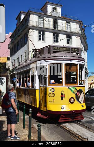 Lisbonne, Portugal - 11 juin 2017 : homme attendant l'arrêt de tramway numéro 28 pour entrer à l'intérieur. Les vieux tramways sont l'un des symboles principaux de la capitale de P Banque D'Images