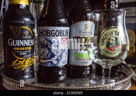 PHOTOGRAPHIEZ des bouteilles de bière sur une table à manger sélectionnée pour une dégustation de bière en ligne de la CAMRA pendant la pandémie Covid-19 Banque D'Images