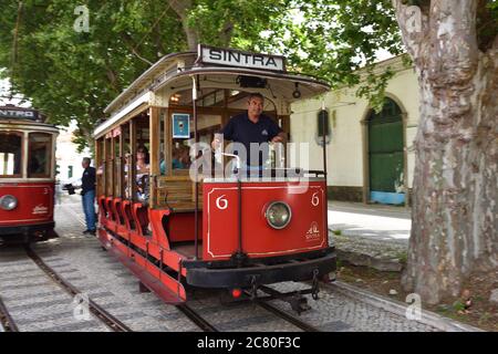 SINTRA, PORTUGAL - 12 juin 2017 : trams d'époque rouges en mouvement dans les rues de Sintra. Les vieux tramways sont l'un des nombreux sites touristiques de si Banque D'Images