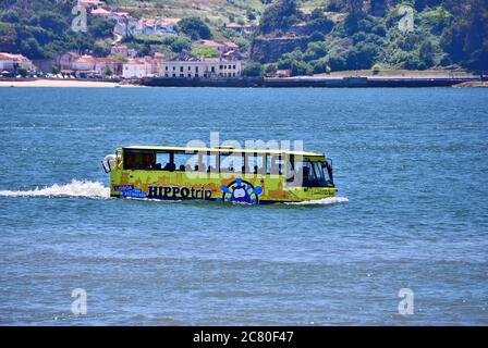 Lisbonne, Portugal - 11 juin 2017 : véhicule amphibie Hippocrap Tour dans le Tage. Très populaire et l'expérience touristique la plus unique de LIS Banque D'Images