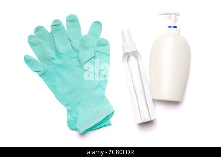 disposition plate des articles d'hygiène - gants en latex et désinfectant pour les mains ou savon liquide isolé sur fond blanc avec un parh de clipping Banque D'Images