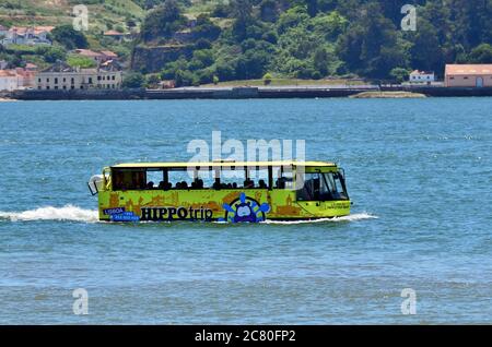 Lisbonne, Portugal - 11 juin 2017 : véhicule amphibie Hippocrap Tour dans le Tage. Très populaire et l'expérience touristique la plus unique de LIS Banque D'Images