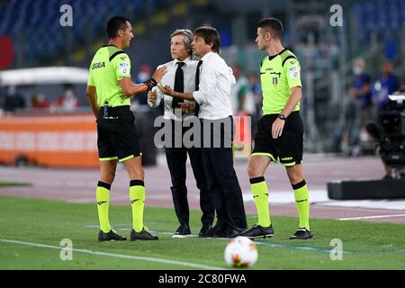 Rome, Italie. 19 juillet 2020. Antonio Conte, directeur du FC Internazionale, s'entretient avec l'arbitre Marco Di Bello lors du match entre Roma et FC Internazionale au Stadio Olimpico, Rome, Italie, le 19 juillet 2020. Photo de Giuseppe Maffia. Crédit : UK Sports pics Ltd/Alay Live News Banque D'Images