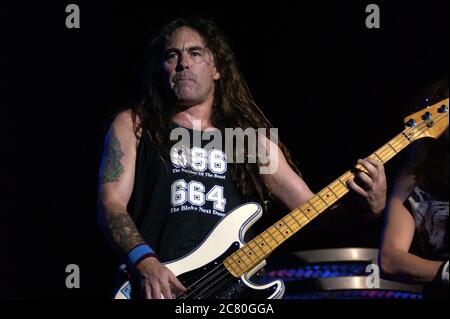 Italie Imola 2003-06-15 : Steve Harris bassiste de The Iron Maiden lors du concert au Heineken Jammin Festival 2003 Banque D'Images