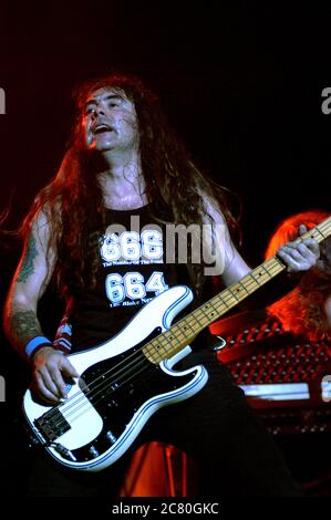 Italie Imola 2003-06-15 : Steve Harris bassiste de The Iron Maiden lors du concert au Heineken Jammin Festival 2003 Banque D'Images