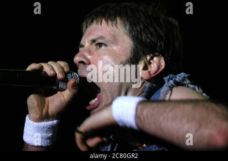 Italie Imola 2003-06-15 : Bruce Dickinson chanteur de The Iron Maiden lors du concert au Heineken Jammin Festival 2003 Banque D'Images