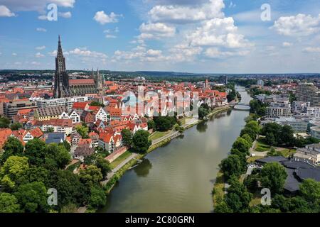 Ulm, Allemagne. 20 juillet 2020. Le Danube à Ulm, qui sépare la Bavière du Bade-Wurtemberg (l) le Nabade dans l'après-midi est annulé en raison de la pandémie de couronne. Les forces de sécurité assurent l'accès au Danube. A midi, le maire Czisch (CDU) a parlé à environ 250 citoyens du balcon de la Schwörhaus et a renouvelé son serment d'office sur ce qu'on appelle Schwörmontag. (Enregistrement avec drone avec la permission de la ville d'Ulm) Credit: Felix Kästle/dpa/Alay Live News Banque D'Images