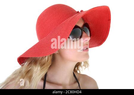 femme en chapeau rouge et lunettes de soleil sur blanc Banque D'Images