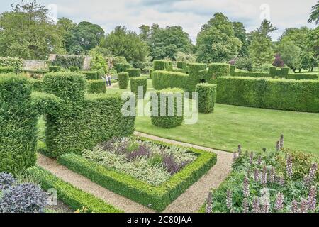 Le jardin circulaire de roses du château de Rockingham, Corby, Angleterre. Banque D'Images