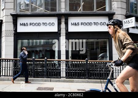 Marks et Spencer Food vont se rendre sur Fleet Street, Londres, car le détaillant a déclaré que 950 emplois sont menacés dans le cadre de plans visant à réduire les rôles de gestion de magasin et de siège social. Banque D'Images