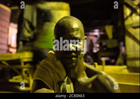Hommes travaillant dans une boulangerie pain de boulangerie. Ils travaillent généralement le soir, le matin, le pain est prêt à être consommé. 70% des Ghanéens mangent du pain. Kumasi, Ghana. Banque D'Images