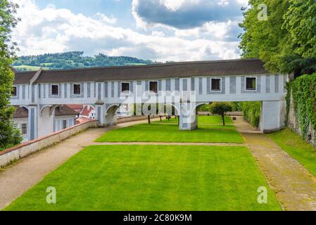 Pont reliant le couloir entre le théâtre du château et les jardins du château. Cesky Krumlov, République tchèque. Banque D'Images