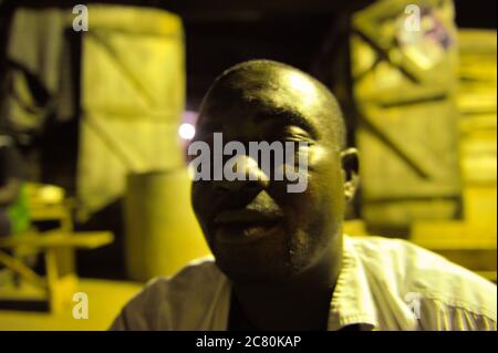 Hommes travaillant dans une boulangerie pain de boulangerie. Ils travaillent généralement le soir, le matin, le pain est prêt à être consommé. 70% des Ghanéens mangent du pain. Kumasi, Ghana. Banque D'Images