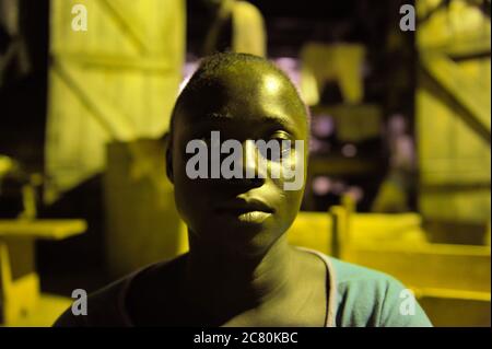 Hommes travaillant dans une boulangerie pain de boulangerie. Ils travaillent généralement le soir, le matin, le pain est prêt à être consommé. 70% des Ghanéens mangent du pain. Kumasi, Ghana. Banque D'Images