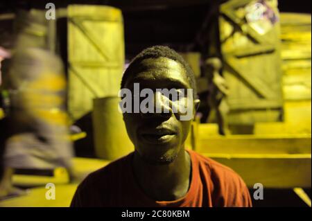 Hommes travaillant dans une boulangerie pain de boulangerie. Ils travaillent généralement le soir, le matin, le pain est prêt à être consommé. 70% des Ghanéens mangent du pain. Kumasi, Ghana. Banque D'Images