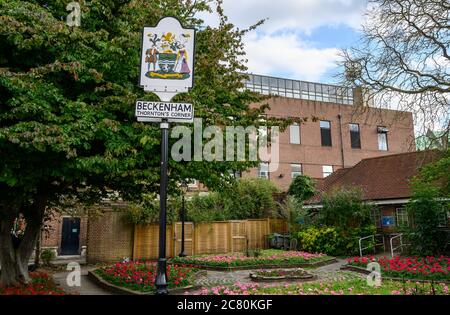 Beckenham (Grand Londres), Kent, Royaume-Uni. Thornton's Corner avec des fleurs dans le centre de Beckenham à la jonction avec High Street et Kelsey Park Road. Banque D'Images