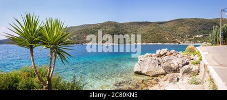 Magnifique paysage marin près de la plage de Mikros Gialos dans le village de Poros, île de Lefkada, Grèce. Banque D'Images