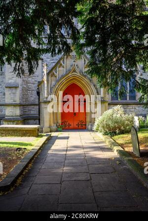 Beckenham (Grand Londres), Kent, Royaume-Uni. Église Saint-Georges à Beckenham avec chantier naval et chemin d'entrée principale. St George est une église paroissiale. Banque D'Images