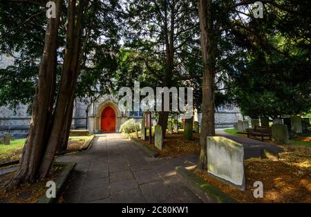 Beckenham (Grand Londres), Kent, Royaume-Uni. Église Saint-Georges à Beckenham avec chantier naval et chemin d'entrée principale. St George est une église paroissiale. Banque D'Images