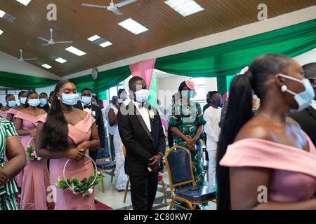 Une cérémonie de mariage qui a lieu avec des personnes qui ont un visage et un masque pendant la pandémie du coronavirus. Kumasi, Ghana, Afrique de l'Ouest. Banque D'Images