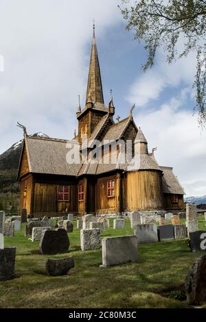 Vue sur la rive de l'église Lomskyrkja à LOM, Norvège Banque D'Images