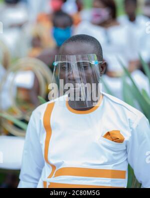 Une cérémonie de mariage qui a lieu avec des personnes qui ont un visage et un masque pendant la pandémie du coronavirus. Kumasi, Ghana, Afrique de l'Ouest. Banque D'Images