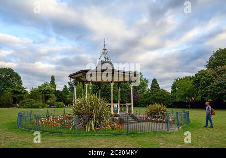 Beckenham (Grand Londres), Kent, Royaume-Uni. Le kiosque à bande Bowie dans le terrain de loisirs de Croydon Road avec un visiteur. David Bowie a joué ici en 1969. Banque D'Images