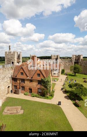 Tourisme de Suffolk ; vue intérieure du château de Framingham depuis la promenade murale, un bâtiment médiéval du XIIe siècle, Framingham Suffolk East Anglia England Banque D'Images