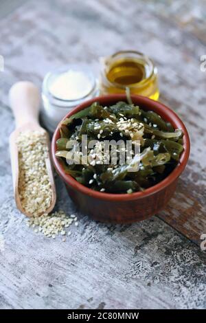 Kale de mer avec graines de sésame et huile d'olive. Fruits de mer sains. Oméga 3. Eléments de trace. Alimentation. Banque D'Images