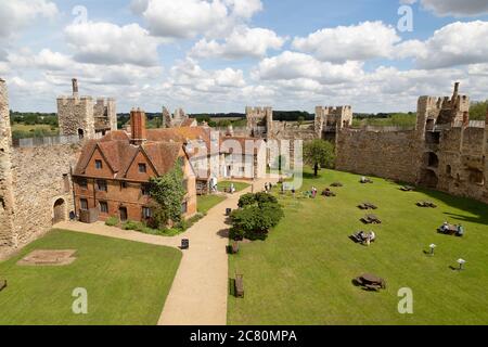 Touristes du Suffolk; vue intérieure du château de Framingham depuis la promenade murale, un bâtiment médiéval du XIIe siècle, Framingham Suffolk East Anglia England Banque D'Images