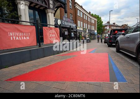 Beckenham (Grand Londres), Kent, Royaume-Uni. Le « Lightning Bolt » de Bowie dans Beckenham High Street. Design tiré du personnage de David Bowie Aladdin Sane. Banque D'Images