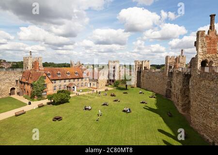 Château de Framingham, Suffolk, Royaume-Uni, vue à l'intérieur des murs des tours murales (tours murales) dans le château médiéval du XIIe siècle, un site classé au patrimoine anglais. Banque D'Images