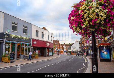 Beckenham (Grand Londres), Kent, Royaume-Uni. Vue vers l'est le long de Beckenham High Street avec l'historique George Inn. High Street avec magasins et cafés. Banque D'Images