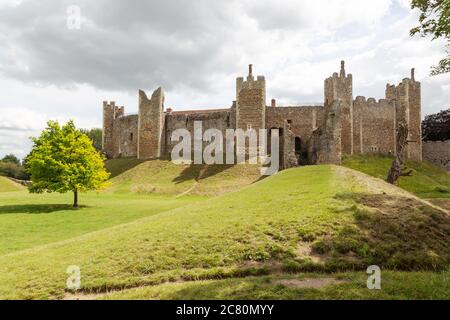 Château de Framingham vu de l'extérieur des murs, château anglais du XIIe siècle avec tours médiévales, murs et douves sèches, Framingham, Suffolk UK Banque D'Images