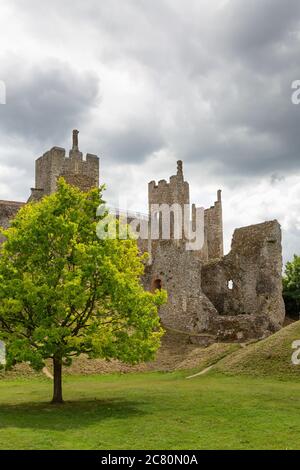 Château de Framingham, Suffolk, Royaume-Uni, vue sur le monument médiéval du XIIe siècle depuis l'extérieur des murs, site du patrimoine anglais, East Anglia, Angleterre Banque D'Images