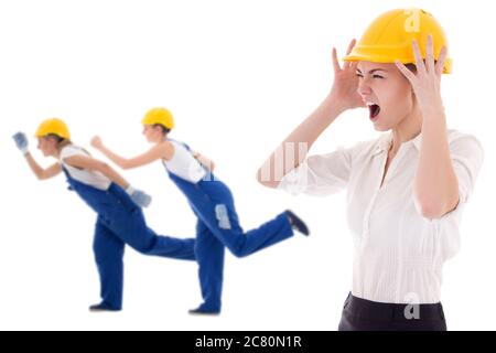 stress au travail - femme d'affaires architecte dans un casque de constructeur jaune criant sur des travailleurs isolés sur fond blanc Banque D'Images