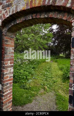 Ouverture de la porte du jardin clos du Scampston Hall menant à l' Parc de capacité Brown qui fait partie de la propriété Banque D'Images