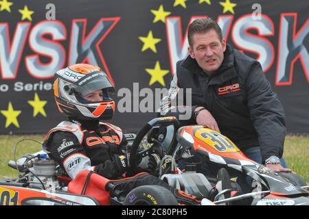 Jos & Max Verstappen, pendant la carrière de karting junior international de Max. Banque D'Images